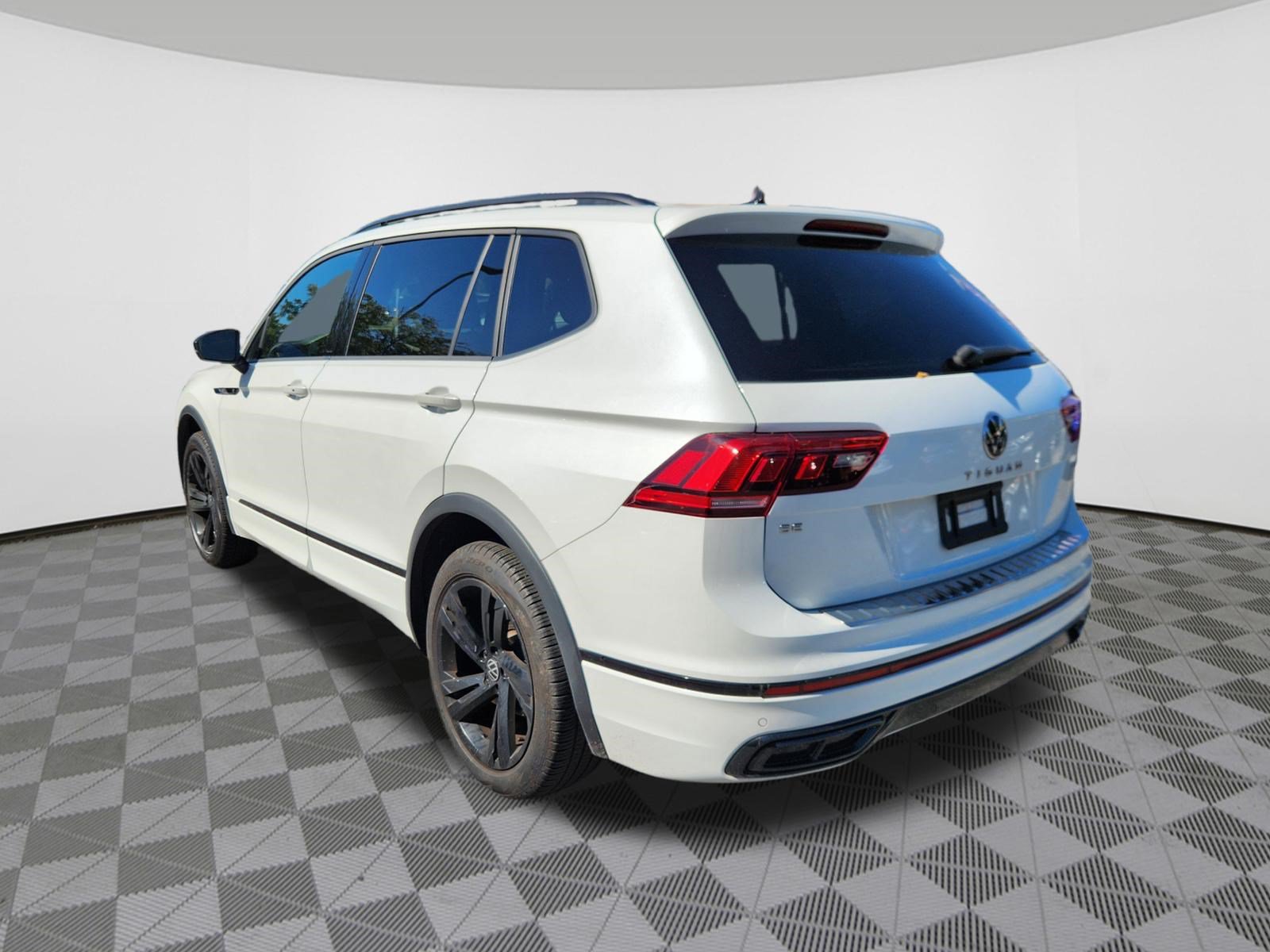 Certified 2024 Volkswagen Tiguan SE R-Line AWD/4WD image 3