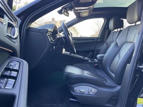 Certified 2025 Porsche Macan image 4