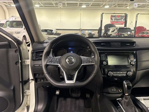 Used 2018 Nissan Rogue SV w/ Sun & Sound Touring Package image 14