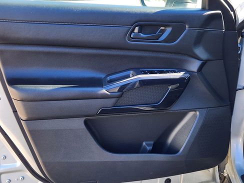 Used 2025 Nissan Pathfinder SV image 8