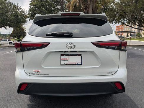 Used 2024 Toyota Highlander XLE FWD image 6