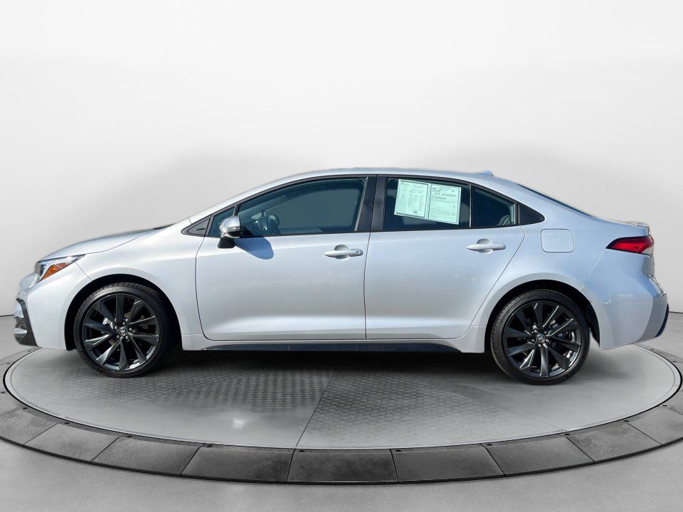 Used 2026 Toyota Corolla SE FWD image 4