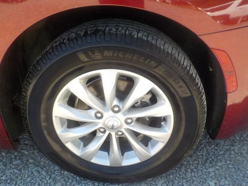 Used 2018 Chrysler Pacifica Touring-L image 41