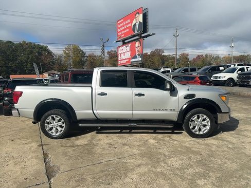 Used 2017 Nissan Titan SV image 4