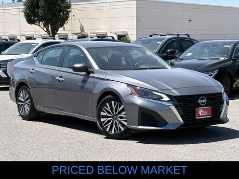 Used 2025 Nissan Altima 2.5 SV FWD image 2