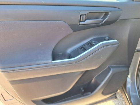 Used 2021 Toyota Highlander LE image 32