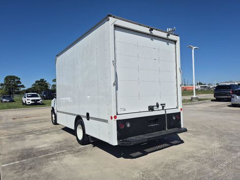 Used 2024 Ford E-450 and Econoline 450 Super Duty w/ Driver's Safety Package RWD image 9