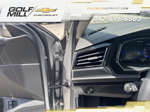 Used 2024 Volkswagen Jetta SE FWD image 16