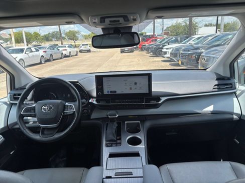 Used 2025 Toyota Sienna XLE FWD image 31