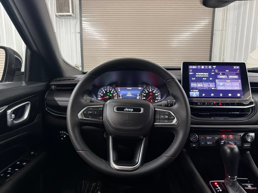 Used 2025 Jeep Compass Latitude w/ Convenience Group AWD/4WD image 41