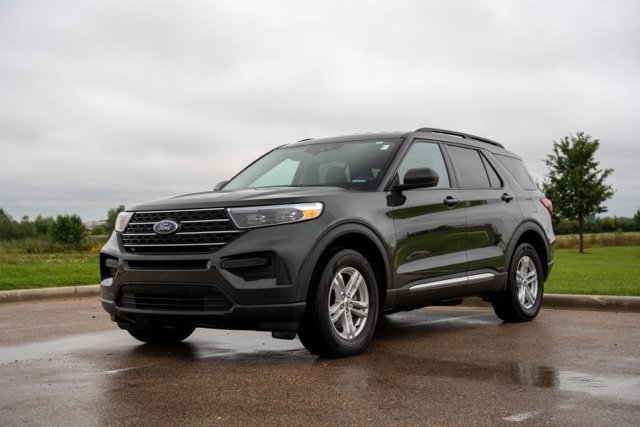 Used 2023 Ford Explorer XLT AWD/4WD image 3
