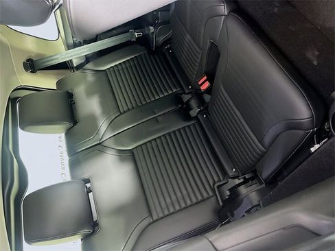 Used 2024 Land Rover Discovery S image 30