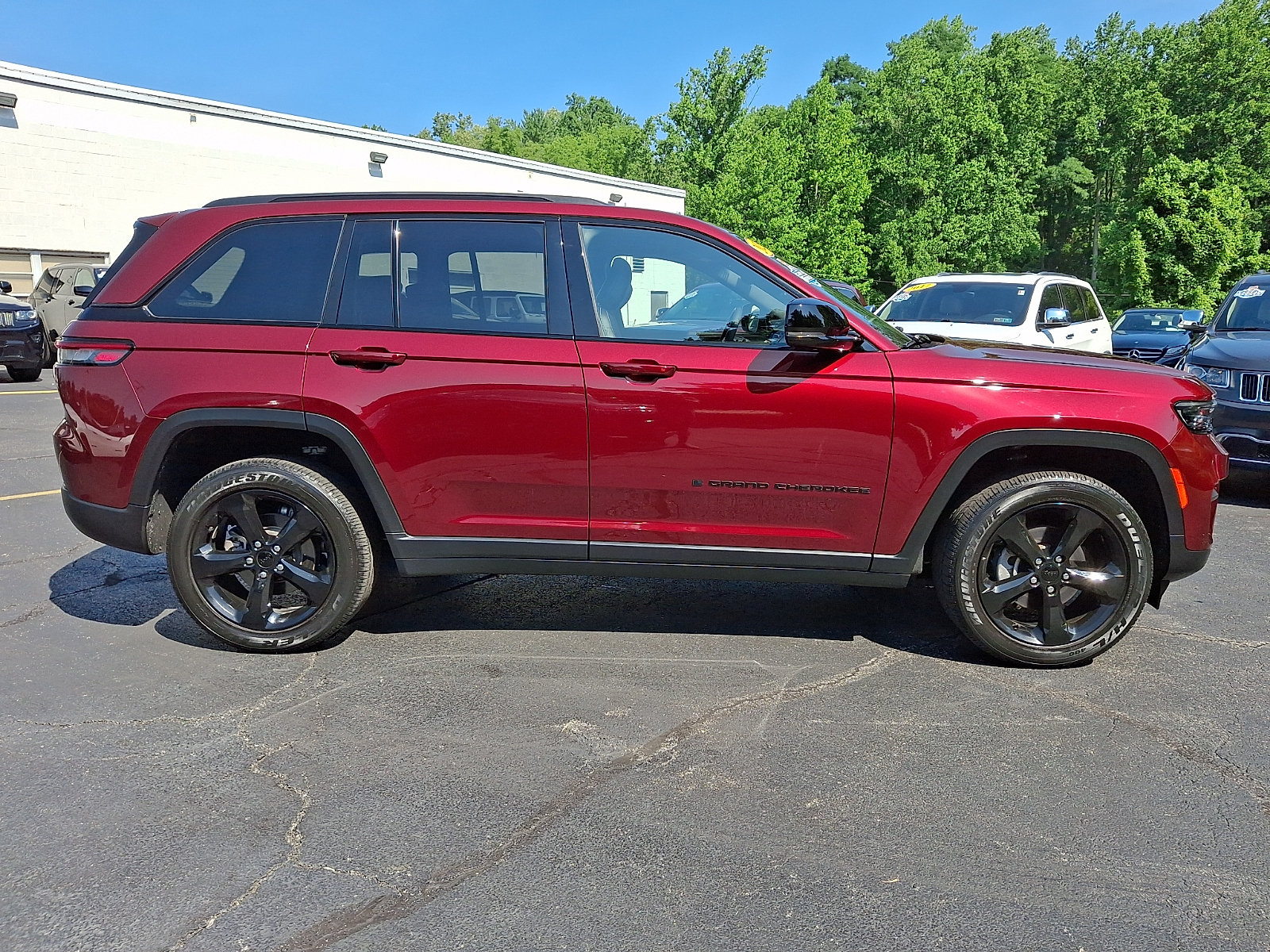 Used 2023 Jeep Grand Cherokee Altitude AWD/4WD image 7