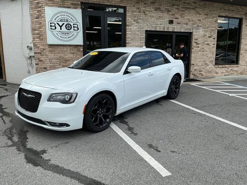 Used 2019 Chrysler 300 S RWD image 1