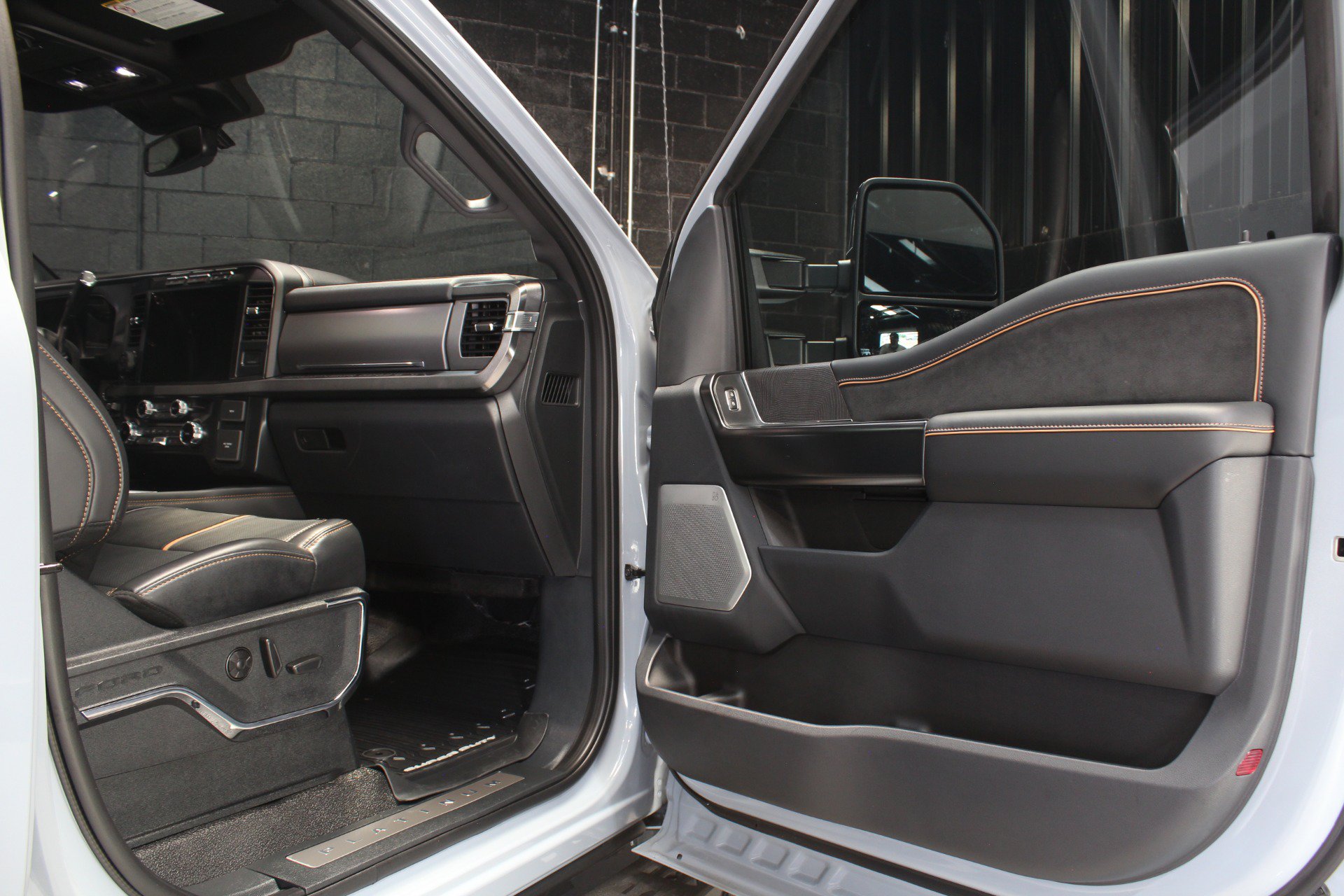 Used 2024 Ford F250 Platinum w/ Tremor Off-Road Package AWD/4WD image 39
