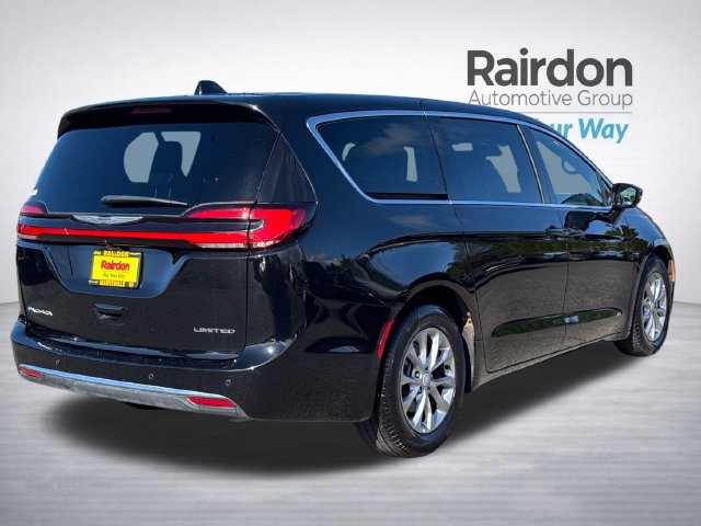 Used 2026 Chrysler Pacifica Limited FWD image 10