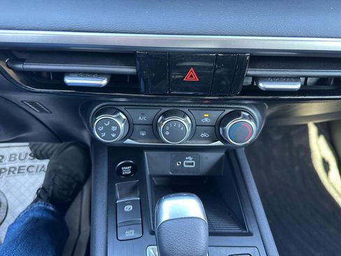 Used 2025 Nissan Kicks S image 15