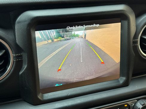 Used 2022 Jeep Wrangler Unlimited Sahara AWD/4WD image 19