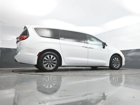 Used 2024 Chrysler Pacifica Limited FWD image 39
