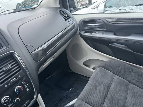 Used 2019 Dodge Grand Caravan SE w/ UConnect Hands-Free Group image 19