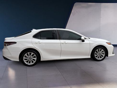 Used 2022 Toyota Camry LE image 6