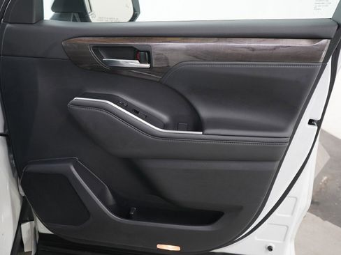Used 2023 Toyota Highlander Limited image 9