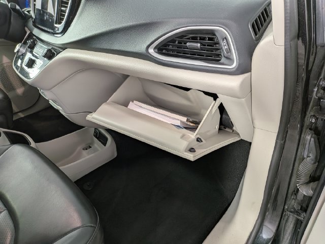 Used 2023 Chrysler Pacifica Touring-L FWD image 31
