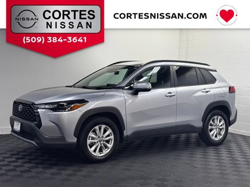 Used 2022 Toyota Corolla Cross LE w/ Moonroof Package AWD/4WD image 1