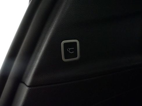 Used 2025 Chrysler Pacifica Limited FWD image 14