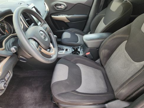 Used 2018 Jeep Cherokee Latitude AWD/4WD image 14