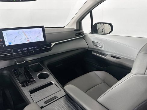 Certified 2026 Toyota Sienna XLE FWD image 25