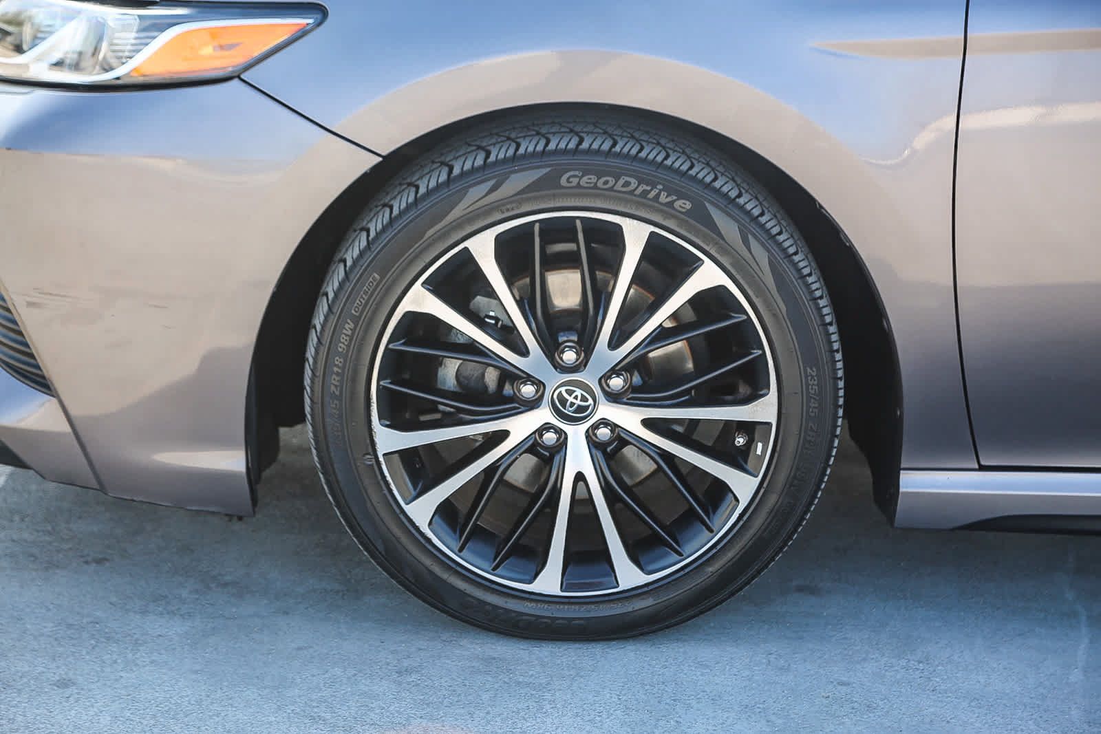 Used 2019 Toyota Camry SE w/ Blackout Package FWD image 10