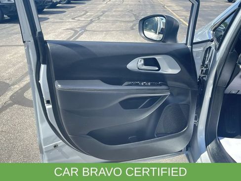 Used 2023 Chrysler Pacifica Touring FWD image 22