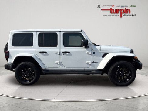 Used 2025 Jeep Wrangler Sahara image 6