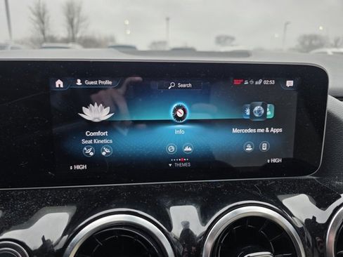 Used 2021 Mercedes-Benz GLA 250 4MATIC image 2