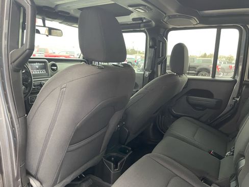 Used 2022 Jeep Gladiator Sport image 16