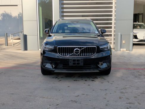 Used 2025 Volvo XC40 B5 Core image 3