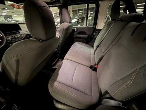 Used 2025 Jeep Wrangler Unlimited Sahara image 30