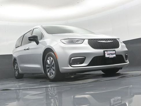 Used 2024 Chrysler Pacifica Limited FWD image 47