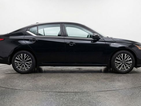 Used 2025 Nissan Altima 2.5 SV FWD image 11