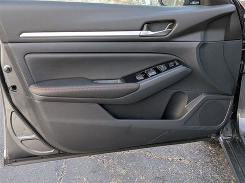 New 2025 Nissan Altima 2.5 SR image 9