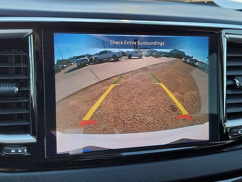 Used 2024 Chrysler Pacifica Touring-L image 8