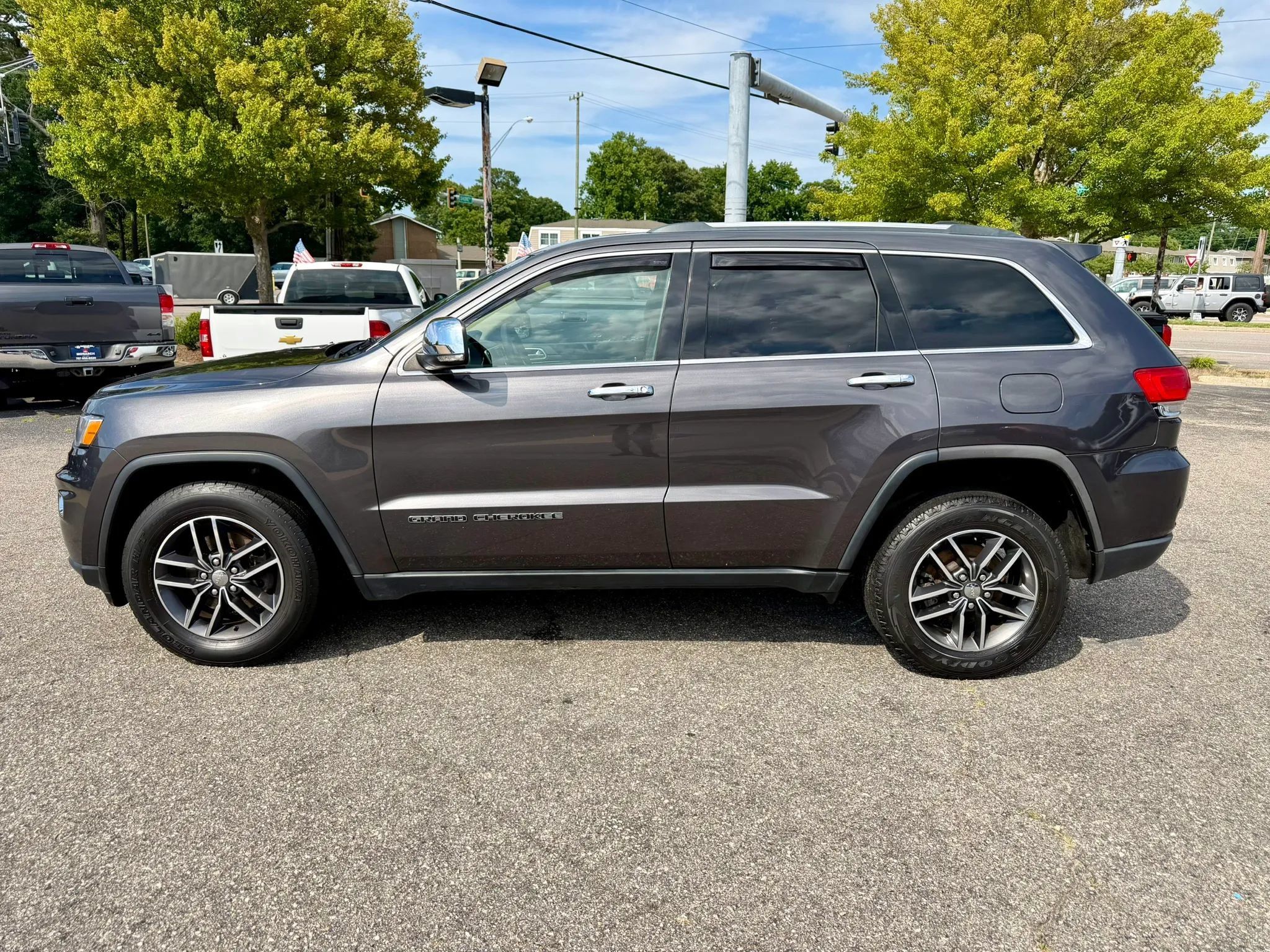Used 2017 Jeep Grand Cherokee Limited AWD/4WD image 2