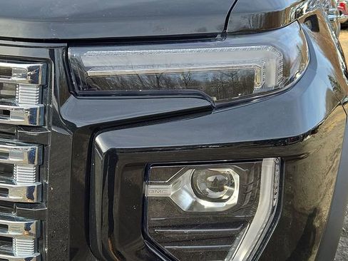 Used 2023 GMC Canyon Denali image 9