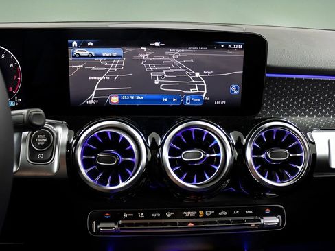 Used 2024 Mercedes-Benz GLB 250 4MATIC image 18