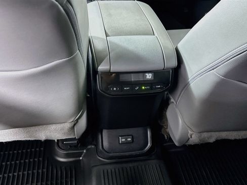 Used 2023 Toyota Highlander XLE AWD/4WD image 22