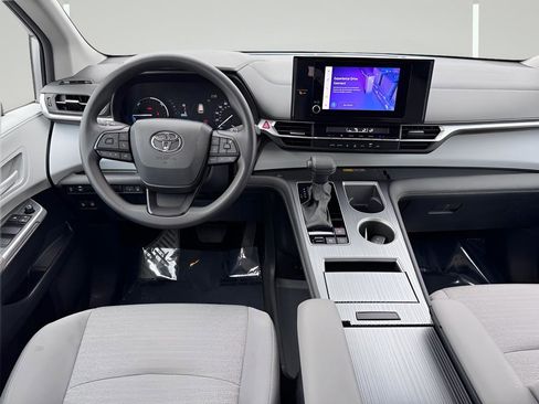 Used 2025 Toyota Sienna LE image 5