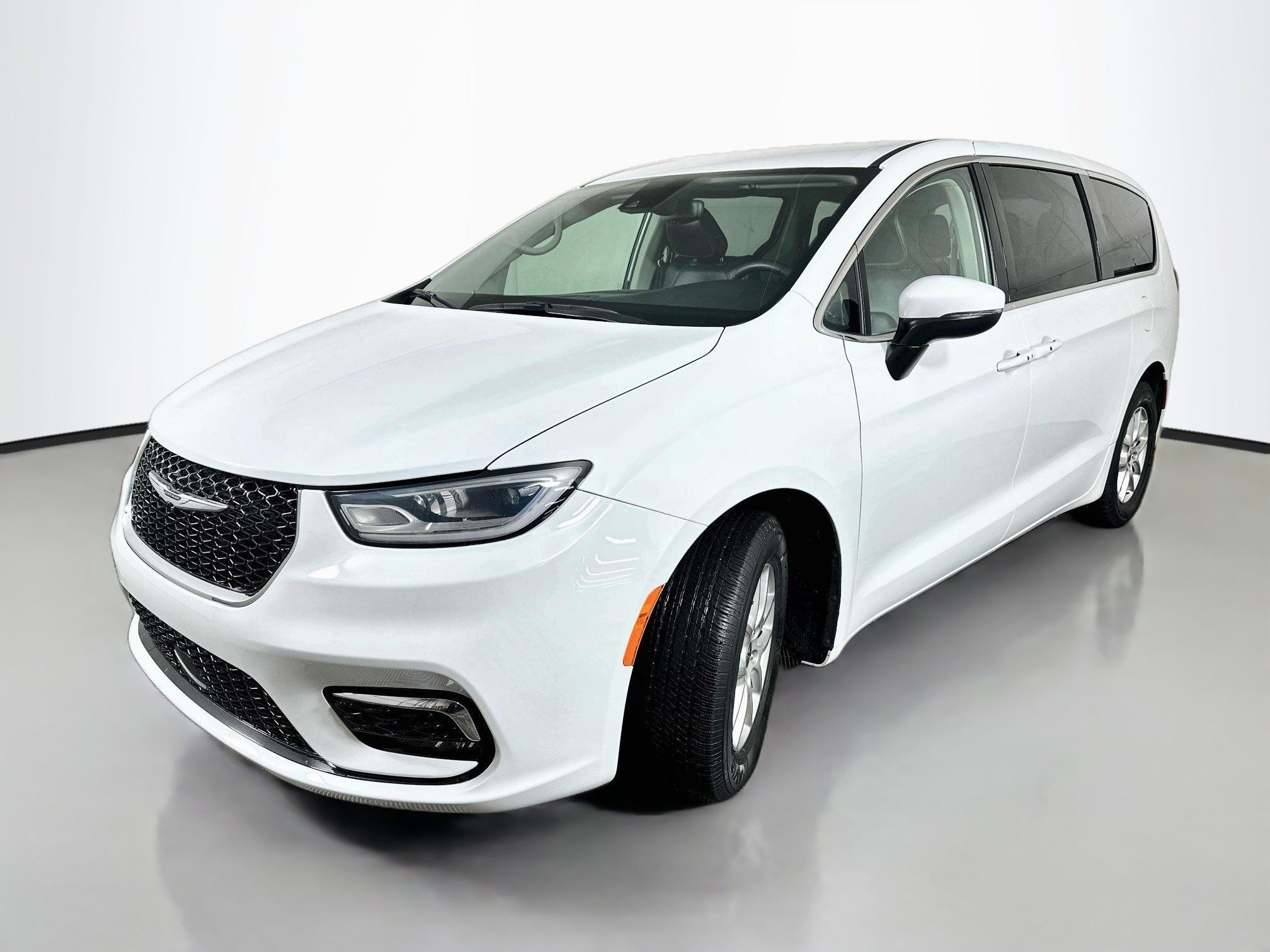 Used 2023 Chrysler Pacifica Touring-L FWD image 3