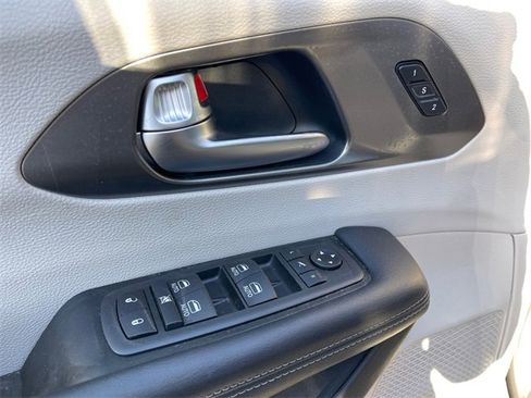 Used 2019 Chrysler Pacifica Limited image 24