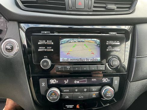 Used 2017 Nissan Rogue SV image 18